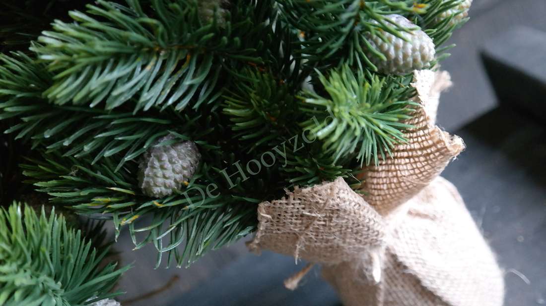 Kerstboom Abies kunstboom met real touch naalden, omwikkeld met jute en burlap en dennenappels, merk De Hooyzolder
