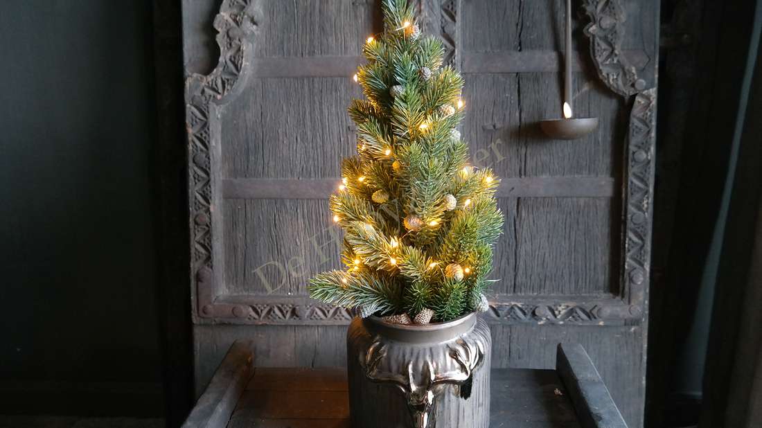 Koperdraad LED-verlichting 2 m, warme witte lampjes, om een kleine kerstboom in een grijze pot.
