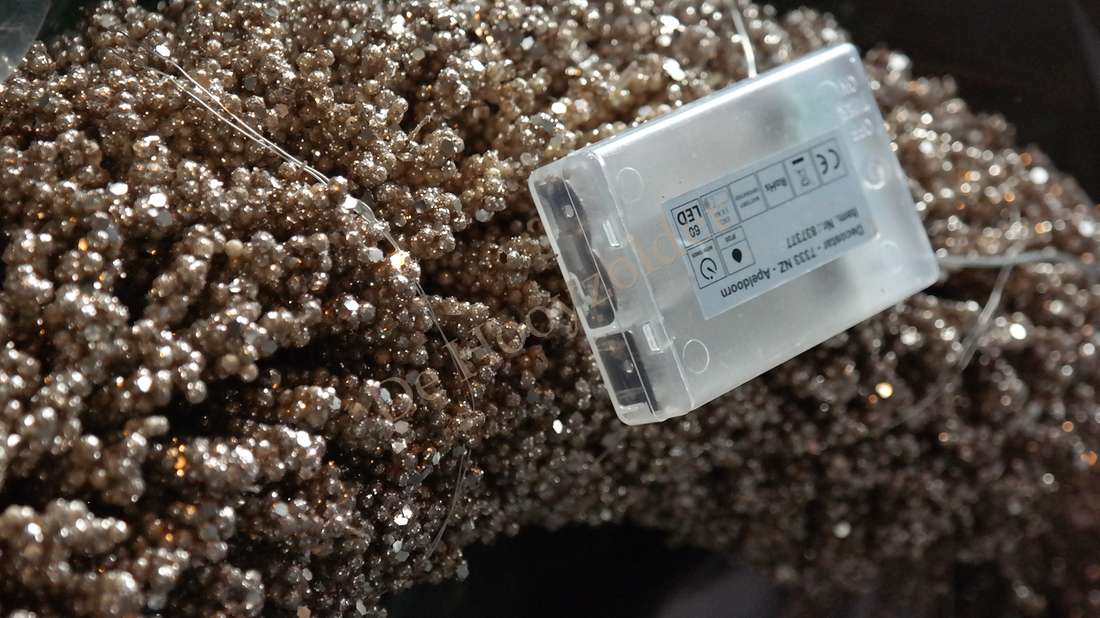 LED-krans glitter goud, 60 cm, met transparante batterijhouder zichtbaar