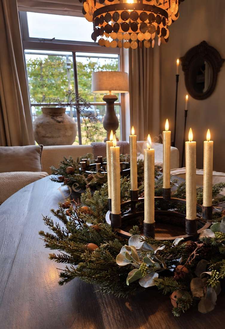 Metalen kaarsenhouder met 8 kaarsen op houten tafel, omgeven door groen en decoratie.