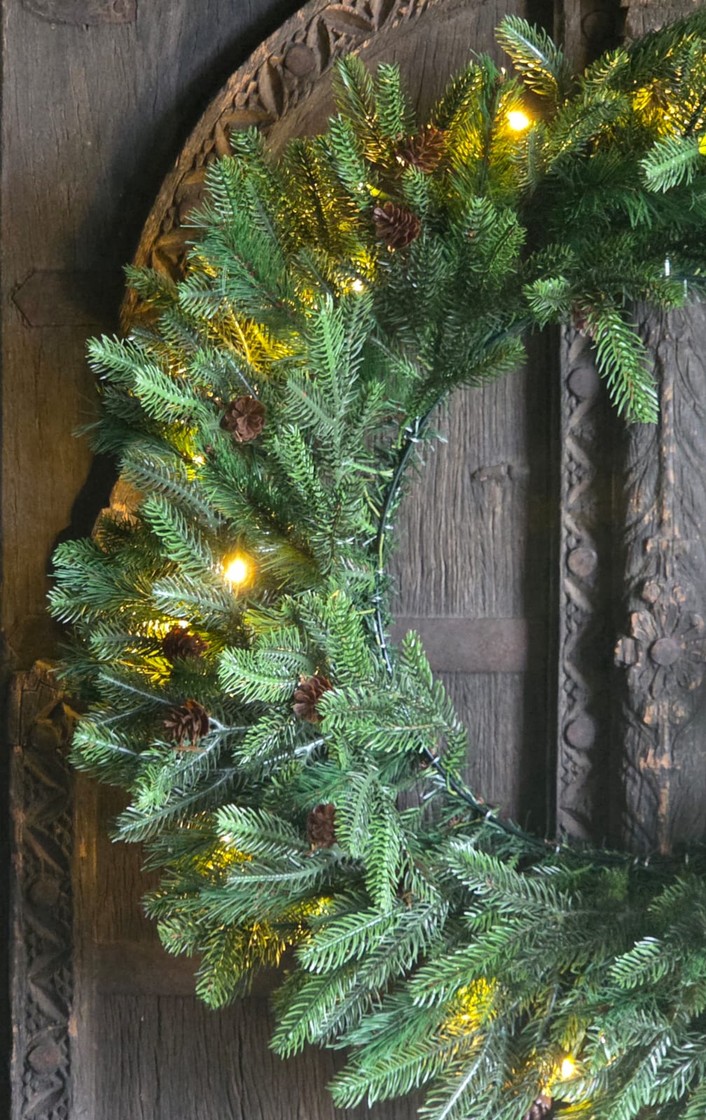 LED denen-pine krans, 60 cm diameter, groene dennennaalden met kleine dennenappels en warme LED-lichtjes