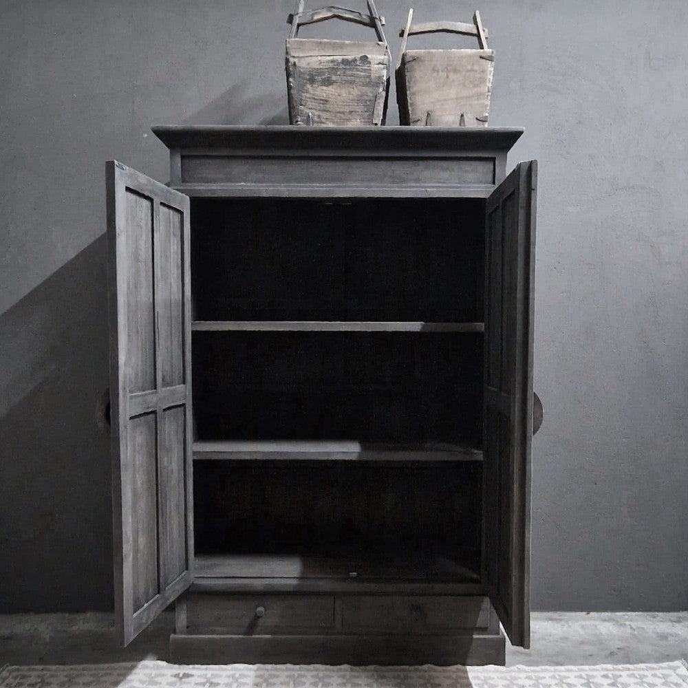 Kast Nick-Luksa donker houten hoekkast met dubbele deuren, interieur met drie planken en lade onderaan, twee manden bovenop.