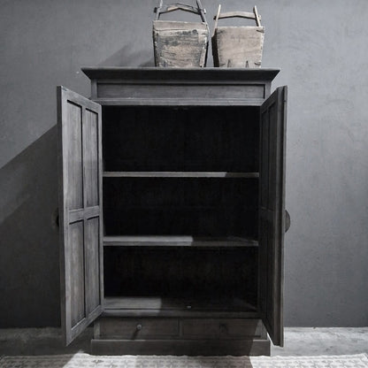 Kast Nick-Luksa donker houten hoekkast met dubbele deuren, interieur met drie planken en lade onderaan, twee manden bovenop.