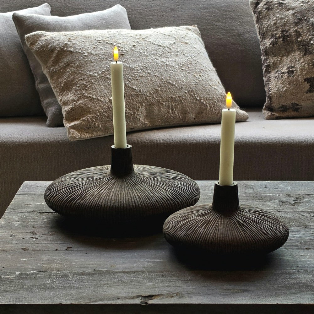 Vaas Bima Luksa - S, twee donkerbruine keramische vazen met kaarsen op een houten tafel