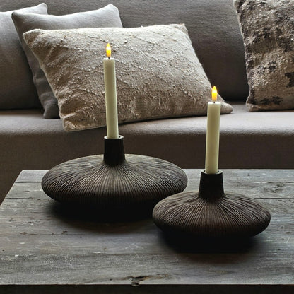 Vaas Bima Luksa - S, twee donkerbruine keramische vazen met kaarsen op een houten tafel
