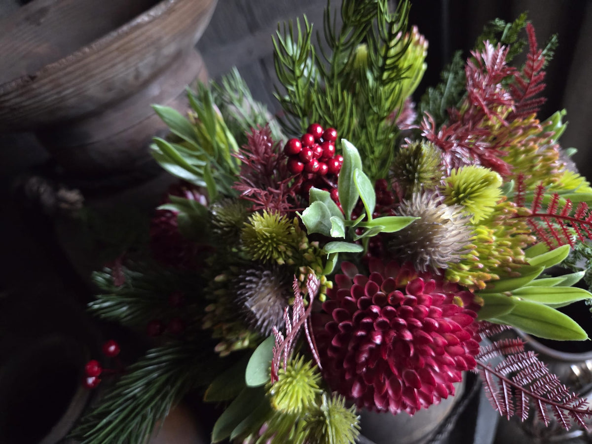 Boeket kant-en-klare namaak kerstbloemen met rode bessen en groen blad