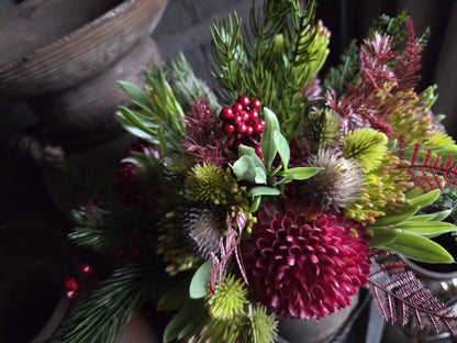 Boeket kant-en-klare namaak kerstbloemen met rode bessen en groen blad