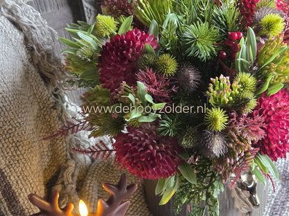 Boeket kunstbloemen Kerst, kant-en-klaar namaak in rood en groen met groene bladeren, De Hooyzolder
