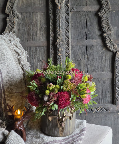 Boeket kant-en-klaar namaak Kerst kunstbloemen in houten vaas; groen en bordeauxrode bloemaccenten, De Hooyzolder.