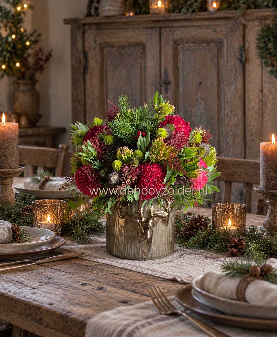 Boeket kunstbloemen Kerst in metalen vaas met hertenkop, rood en groen (De Hooyzolder)