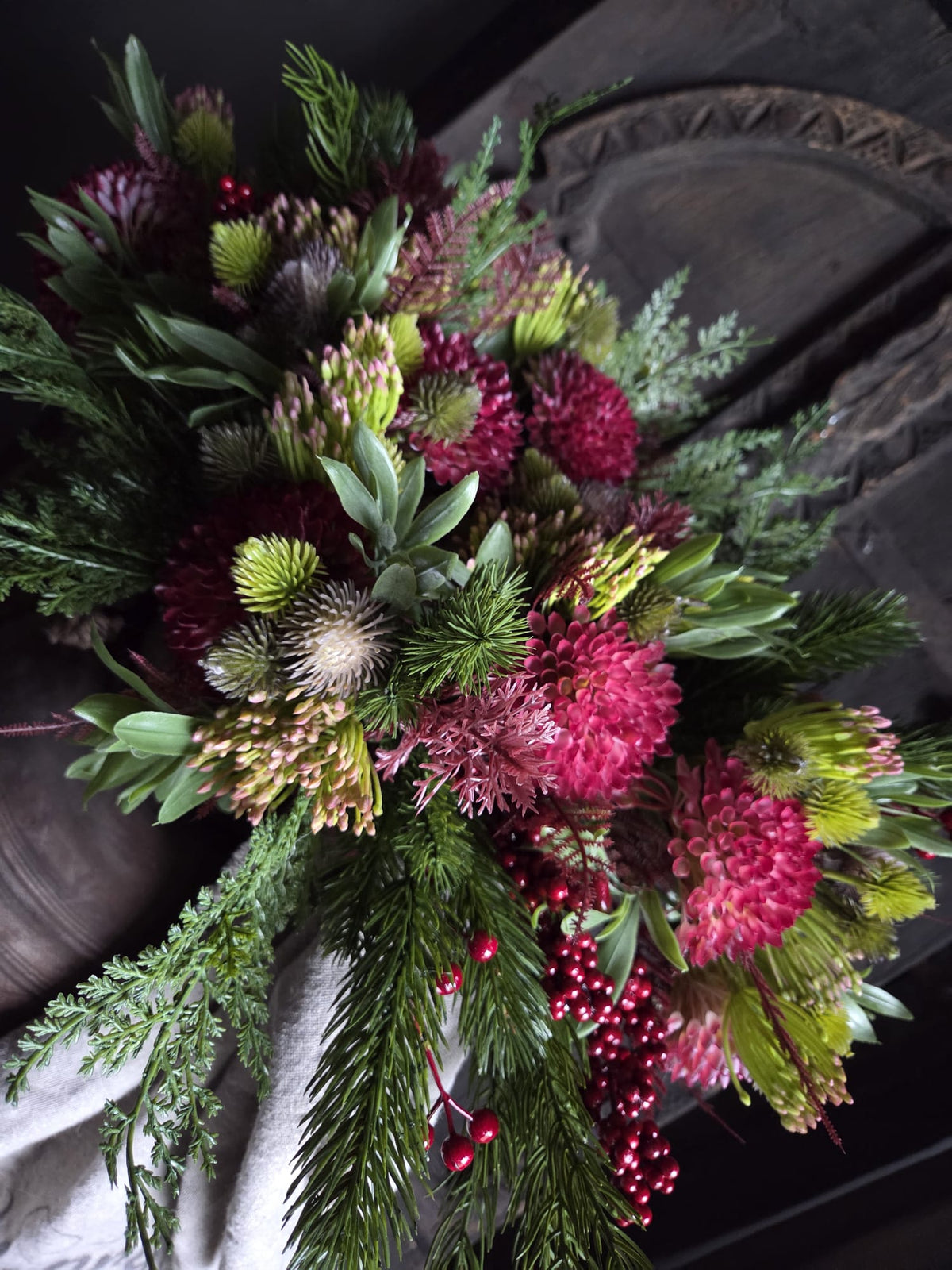 Boeket kant-en-klaar namaak Kerst XL met rode en groene kunstbloemen en dennennaalden