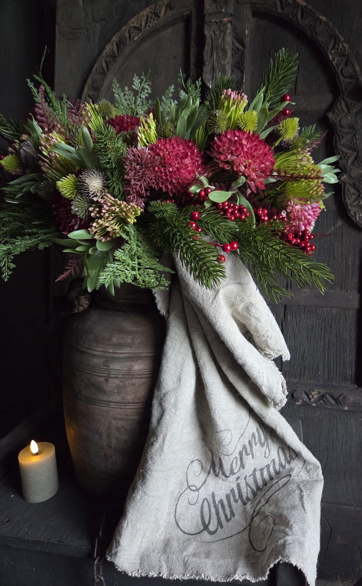 Boeket kunstplant Kerst XL met rode bloemen, groen blad en rode bessen, gewikkeld in een grijze doek