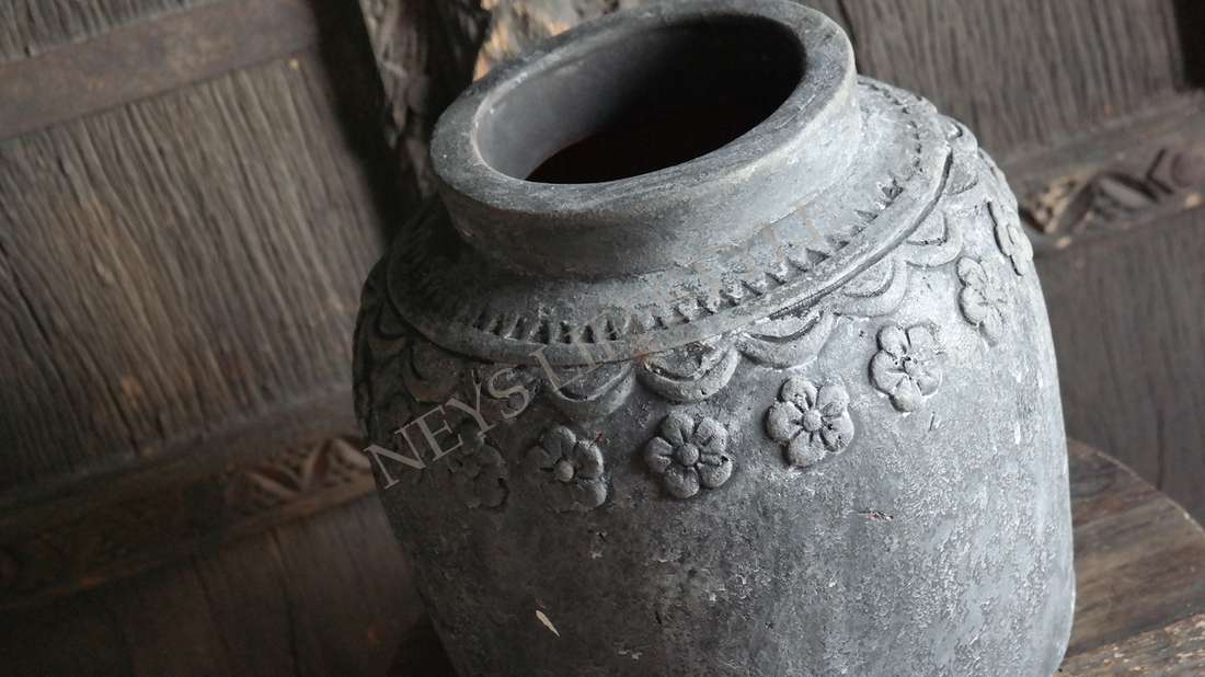 Pot bewerkt met bloemen - antraciet