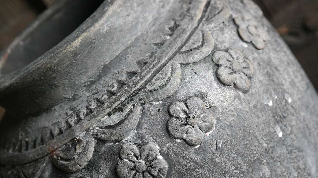 Pot bewerkt met bloemen - antraciet
