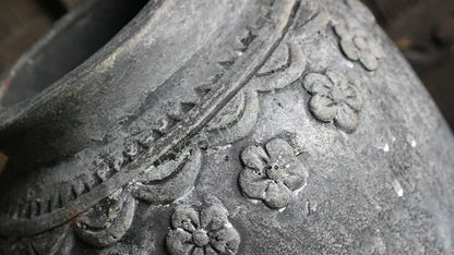 Pot bewerkt met bloemen - antraciet