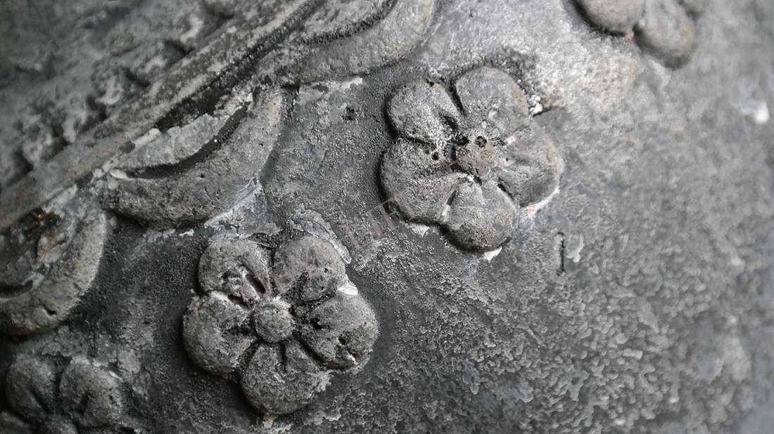 Pot bewerkt met bloemen - antraciet