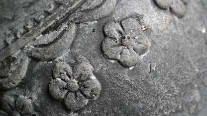 Pot bewerkt met bloemen - antraciet