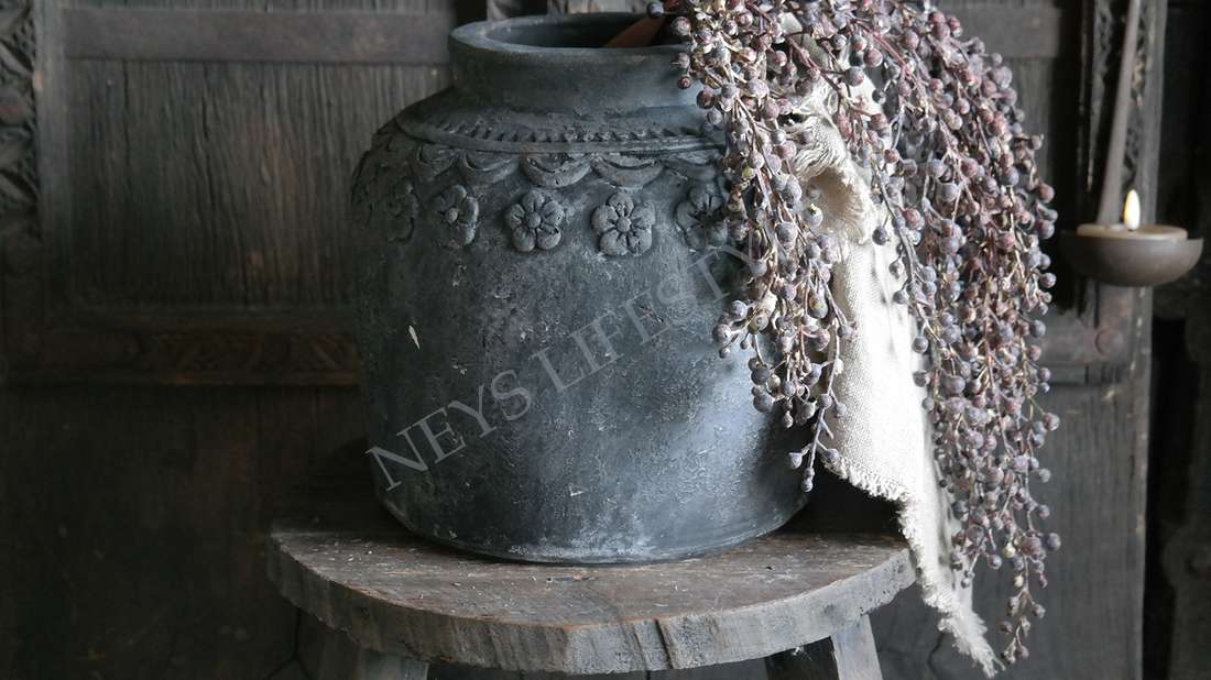 Pot bewerkt met bloemen - antraciet