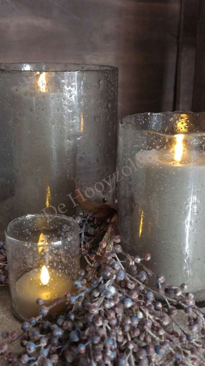 Windlicht glas bubbles Be-Uniq set van drie in grijs doorschijnend glas met brandende kaarsen