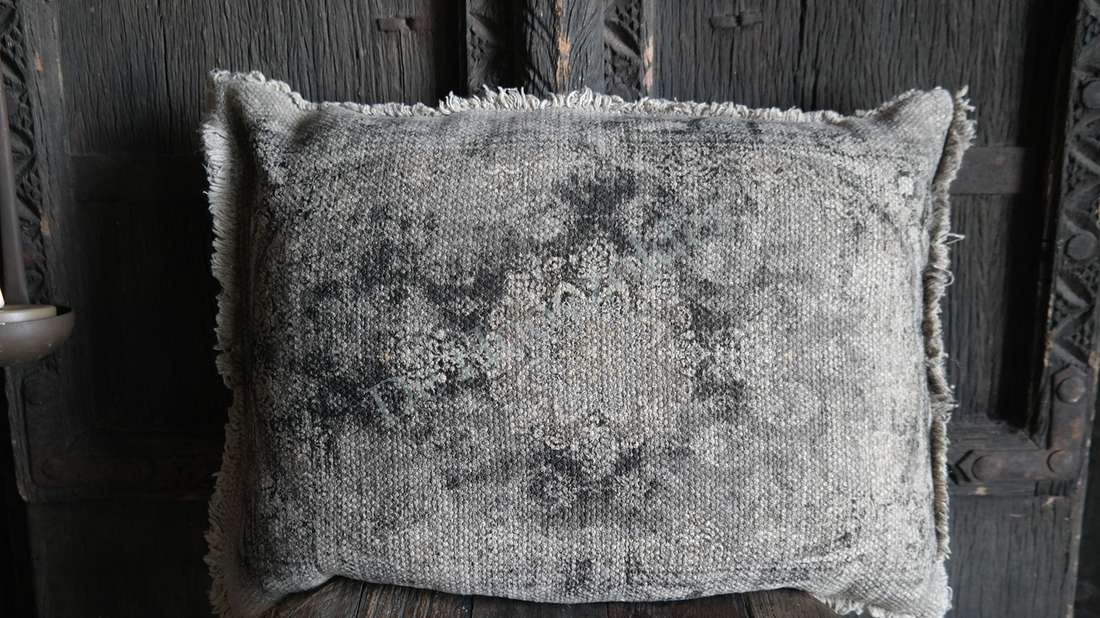 Kelim kussen 30 x 50 cm, grijs met patroon en franjes langs de randen