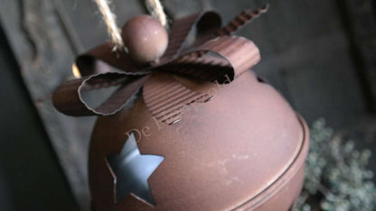 Kerstbal metaal roestkleurig XL, De Hooyzolder, met steruitsnede en touwhanger