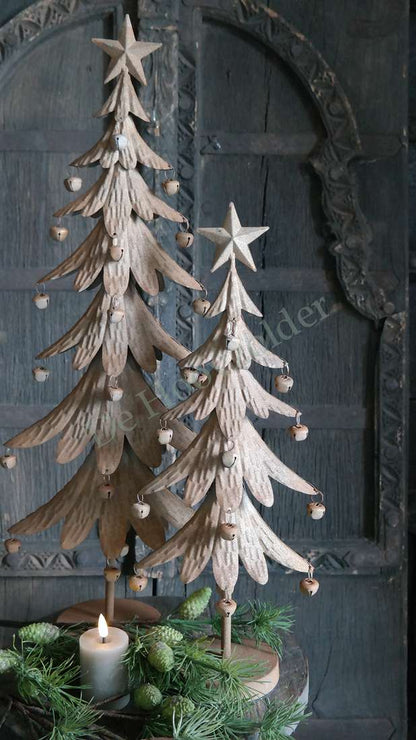 Kerstboom belletjes - M, twee houten bomen met belletjes en sterren in naturel creme, De Hooyzolder