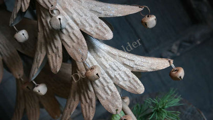 Kerstboom belletjes - M van De Hooyzolder, bruine gedroogde takken met zilveren glitter en kleine bellen