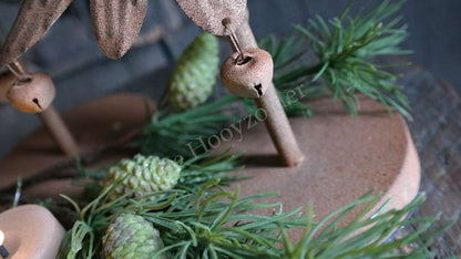 Kerstboom belletjes - M van De Hooyzolder, roestkleurige metalen ornamenten op standaard met dennengroen