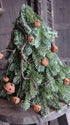 Nobilis kerstboom real touch op boomstam, 30 cm, met groene naaldtakjes en bruine belletjes