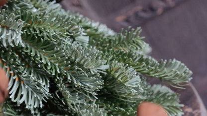 Nobilis kerstboom real touch op boomstam, 30 cm, groene takken, De Hooyzolder.