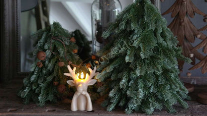 Nobilis kerstboom real touch op boomstam, 30 cm, twee groene mini-dennen met een brandende rendierfiguur De Hooyzolder