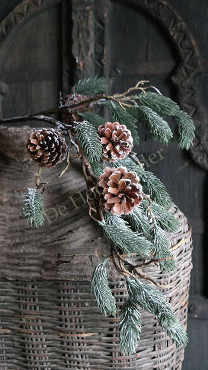 Kerst ceder tak met dennenappel &amp; sneeuw - real touch