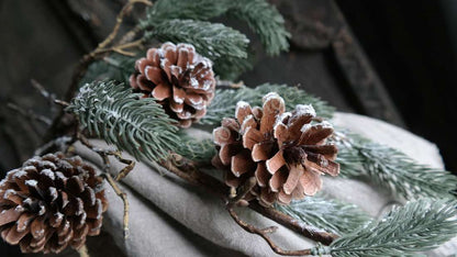 Kerst ceder tak met dennenappel &amp; sneeuw - real touch