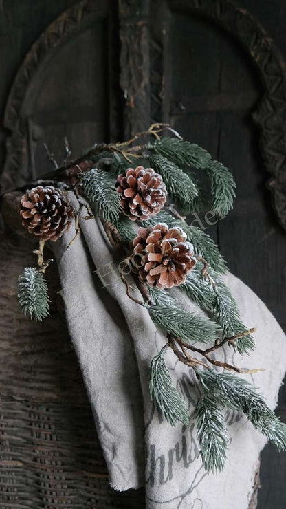 Kerst ceder tak met dennenappel &amp; sneeuw - real touch