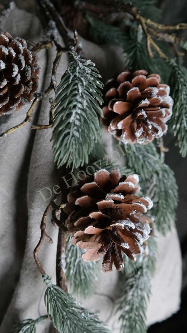 Kerst ceder tak met dennenappel &amp; sneeuw - real touch