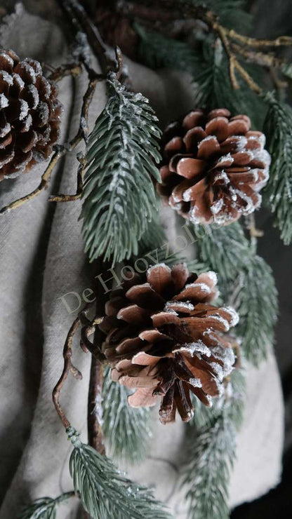 Kerst ceder tak met dennenappel &amp; sneeuw - real touch