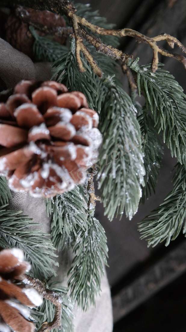 Kerst ceder tak met dennenappel &amp; sneeuw - real touch