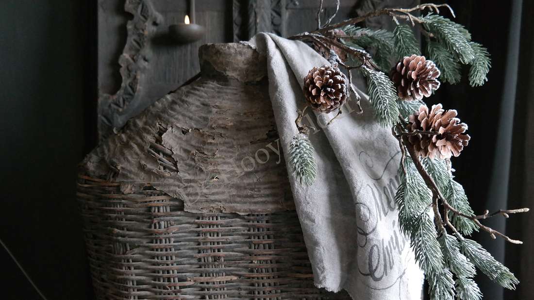 Kerst ceder tak met dennenappel &amp; sneeuw - real touch