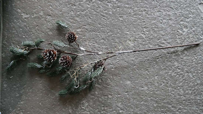 Kerst ceder tak met dennenappel &amp; sneeuw - real touch