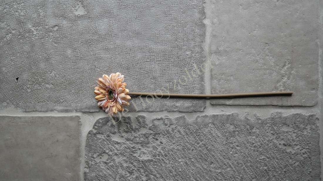 Gerbera bloem coffee van De Hooyzolder, niet-bloeiende kunstplant met lange dunne steel en perzikkleurige bloem