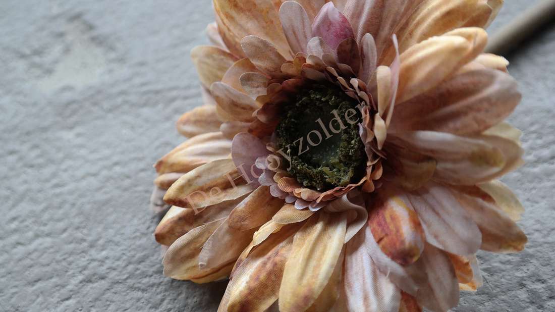 Gerbera kunstbloem koffiekleurige tinten met donkergroene kern, De Hooyzolder