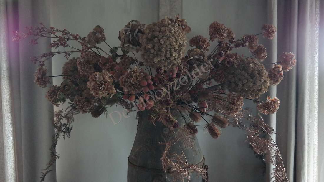 Allium bloem bruin XL, namaak kunstplant in een grijze metalen vaas, De Hooyzolder branding zichtbaar
