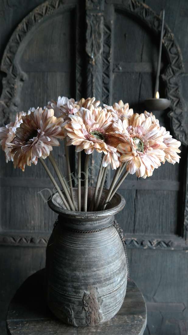 Gerbera bloem koffie-kleur als kunstplant in een grijze aardewerken vaas, meerdere stelen, De Hooyzolder watermark zichtbaar