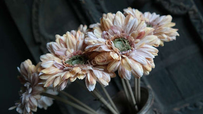 Gerbera kunstbloemen coffee van De Hooyzolder, pastelpeachtinten, niet-bloeiende kunstplant in pot
