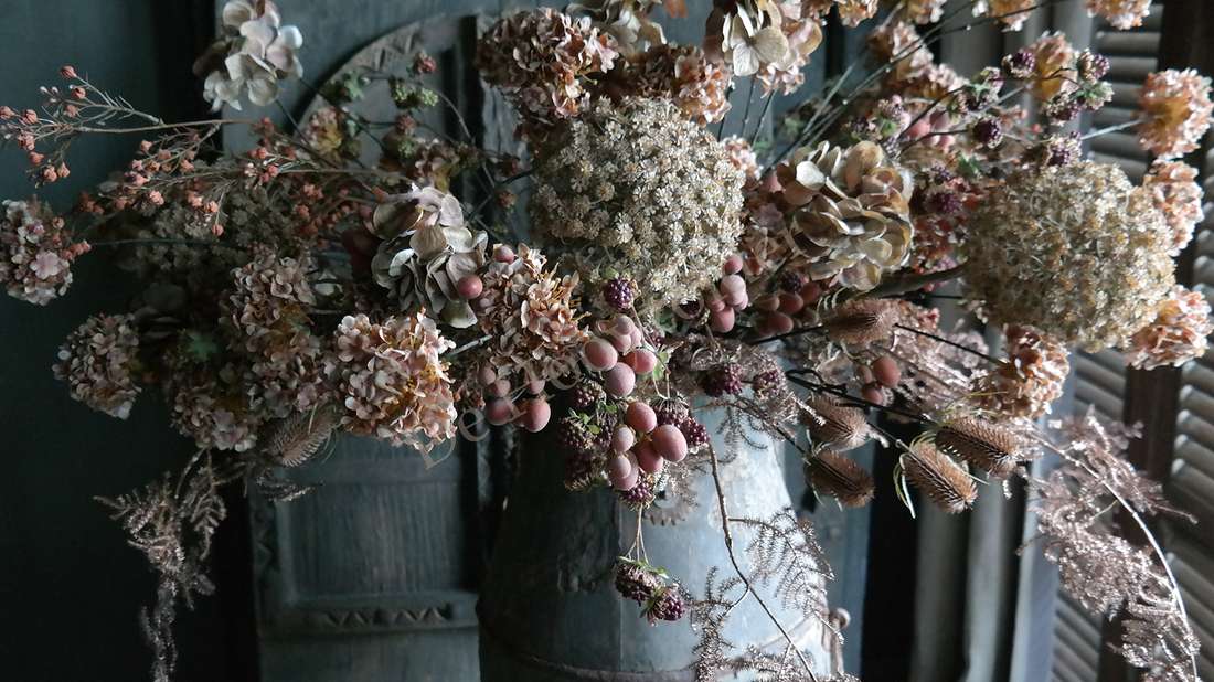 Allium bloem bruin XL namaak kunstplant in een grote vaas met gedroogd uitziende takken