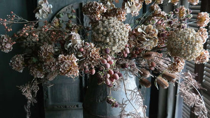 Allium bloem bruin XL namaak kunstplant in een grote vaas met gedroogd uitziende takken