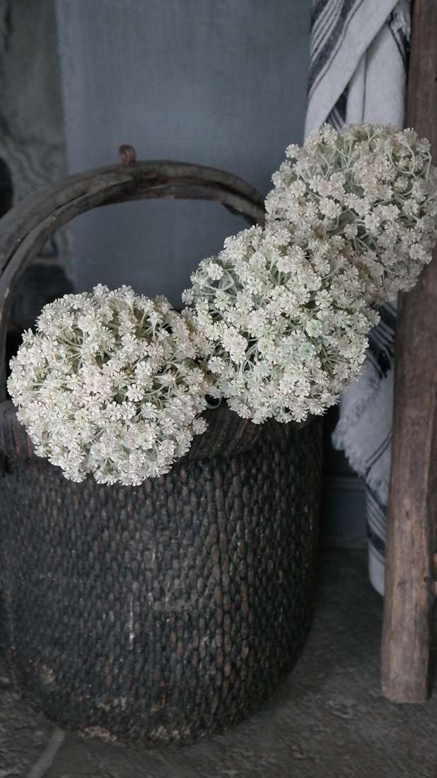 Allium bloem crème XL kunstplant met crèmekleurige bolvormige bloemclusters op een lange steel in een donkere ruwe vaas