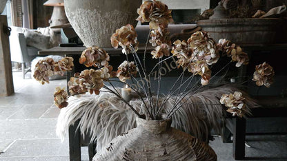 Hortensia gedroogd, zes bloemen in beige-bruin zijden, in een rustieke aardewerken vaas van De Hooyzolder