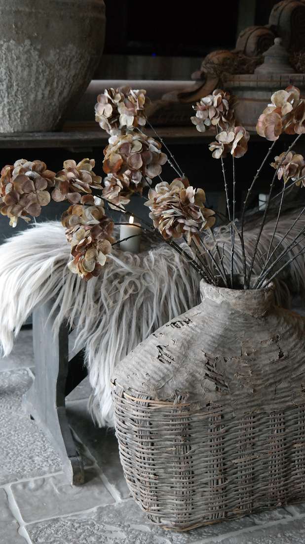 Hortensia zijden met zes bloemkoppen in beige-bruin in een geweven rieten vaas