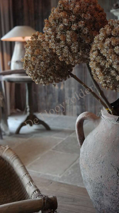 Allium bloem bruin XL, namaak kunstplant in een grijze keramische kruik (De Hooyzolder)